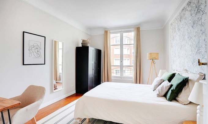 15th Arrondissement Resort | 65 m² Private room ∙ 1 bedroom ∙ 4 guests