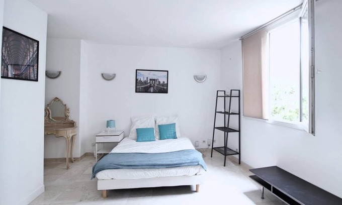 18th Arrondissement Resort | 70 m² Private room ∙ 1 bedroom ∙ 3 guests