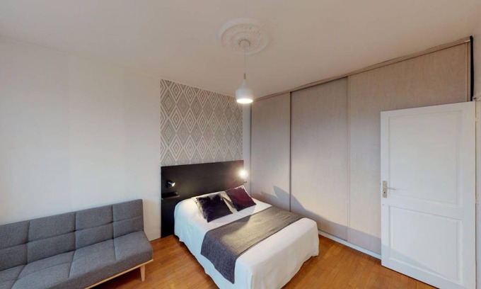 17th Arrondissement Resort | 93 m² Private room ∙ 1 bedroom ∙ 1 guest