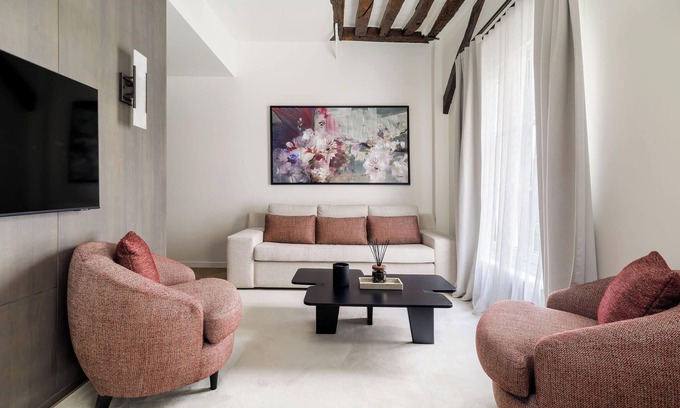 Saint-Thomas-d'Aquin Apartment | A Sophisticated 3-BR/2BA with Services - Saint‑Germain‑des‑Prés
