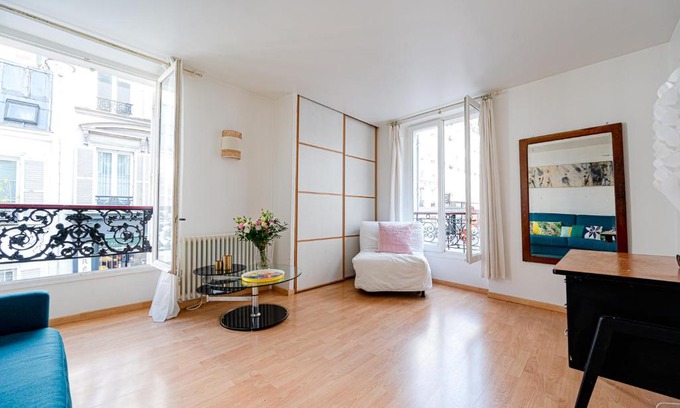 Montmartre Apartment | Bright and lovely parisian apartment