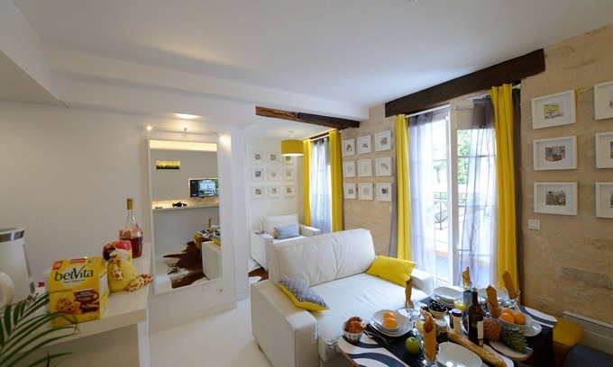 3rd Arrondissement Apartment | C2G White moon