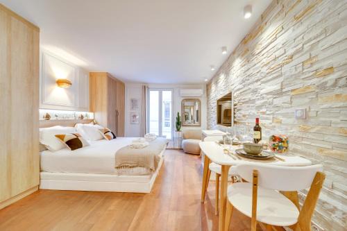 Gaillon Apartment | Central Historical Studio by Architect - Louvre