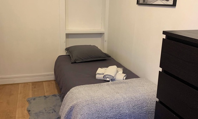 Saint-Cloud Hotel | Chambre au RDC Dans Hôtel Meublé