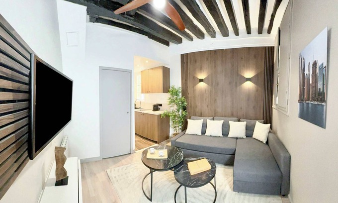 Saint-Merri Apartment | Charming studio near the Louvre Museum