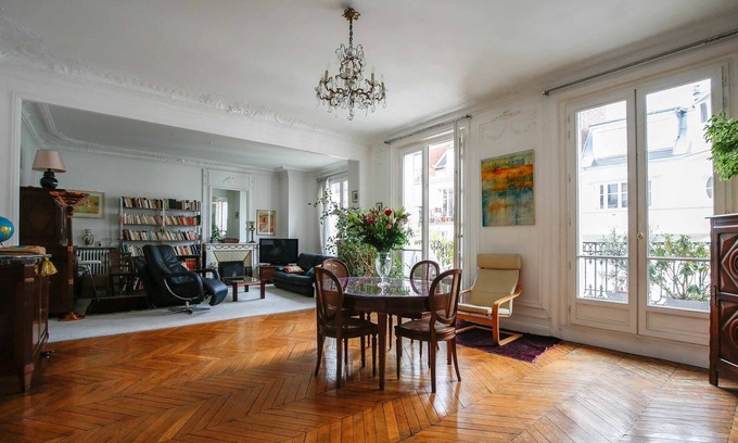 Quartier de l'Ecole-Militaire Apartment | Classic Comfort, by Veeve