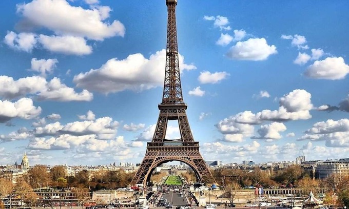 Grenelle Apartment | EIFFEL TOWER VIEWS STUDIO WITH AIRCON