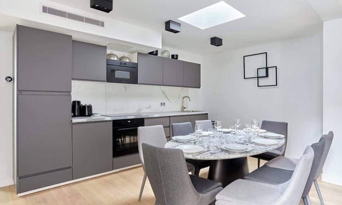Ternes Apartment | Elegant 4 Bedroom Air Conditioned Apartment