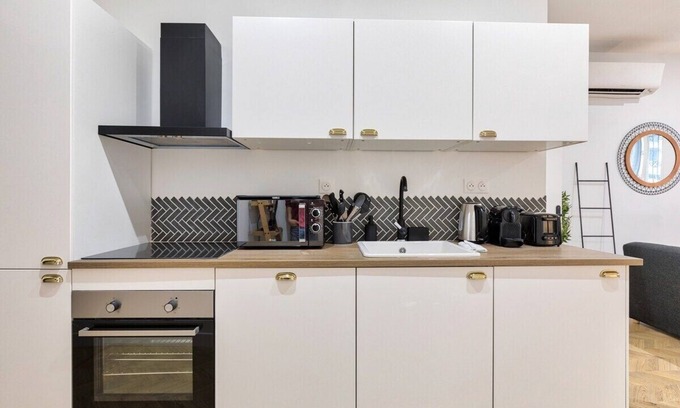 Quartier de la Plaine-de-Monceaux Apartment | Family Apartment near Arc de Triomphe - 8P
