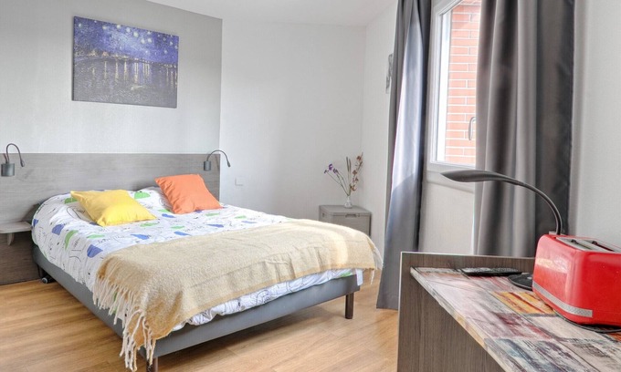 Le Tremblay Apartment | Getaway by the river and city – Comfortable studio, 30 min to Paris