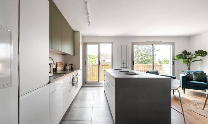 Clamart Apartment | ICONIC apartment, close to shops, Porte de Versailles