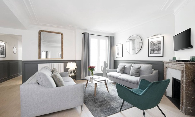 Quartier de la Porte-Saint-Denis Apartment | LivinParis | Luxury 3 Bedrooms Opera II