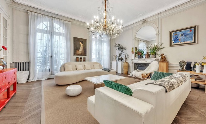 Quartier de la Plaine-de-Monceaux House | Maison de Luxe Service VIP - Nadia Comaneci