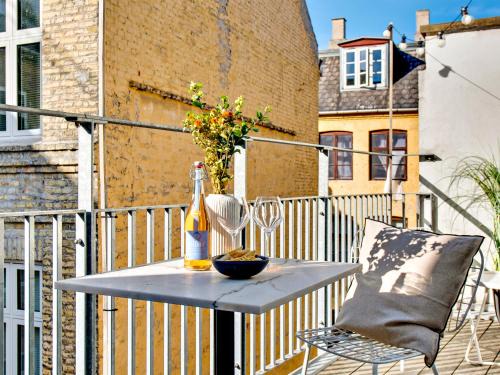 Copenhagen City Centre Apartment | Sanders Leaves - Charming Three-Bedroom Apartment In Downtown Copenhagen