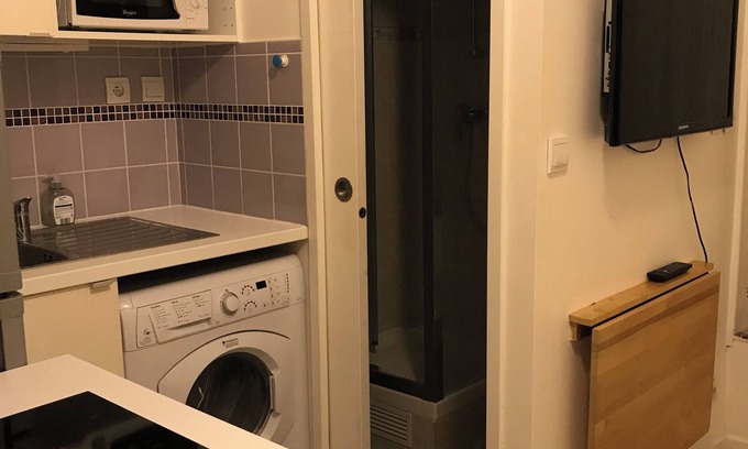 Batignolles Apartment | Studio Meuble 2 Pers Renove Metro GUY Moquet OU Brochant Proche Gare ST Lazare