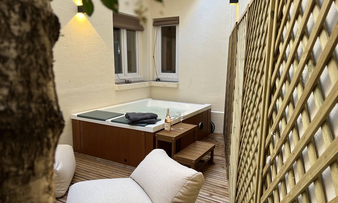 Ternes Apartment | Suite Luxueuse Avec Jardin Privatif et Jacuzzi