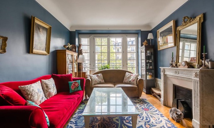 17th Arrondissement Apartment | Veeve - Opulent Blues in Batignolles