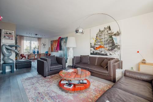 Silly-Gallieni Apartment | Veeve - Visual Exultation