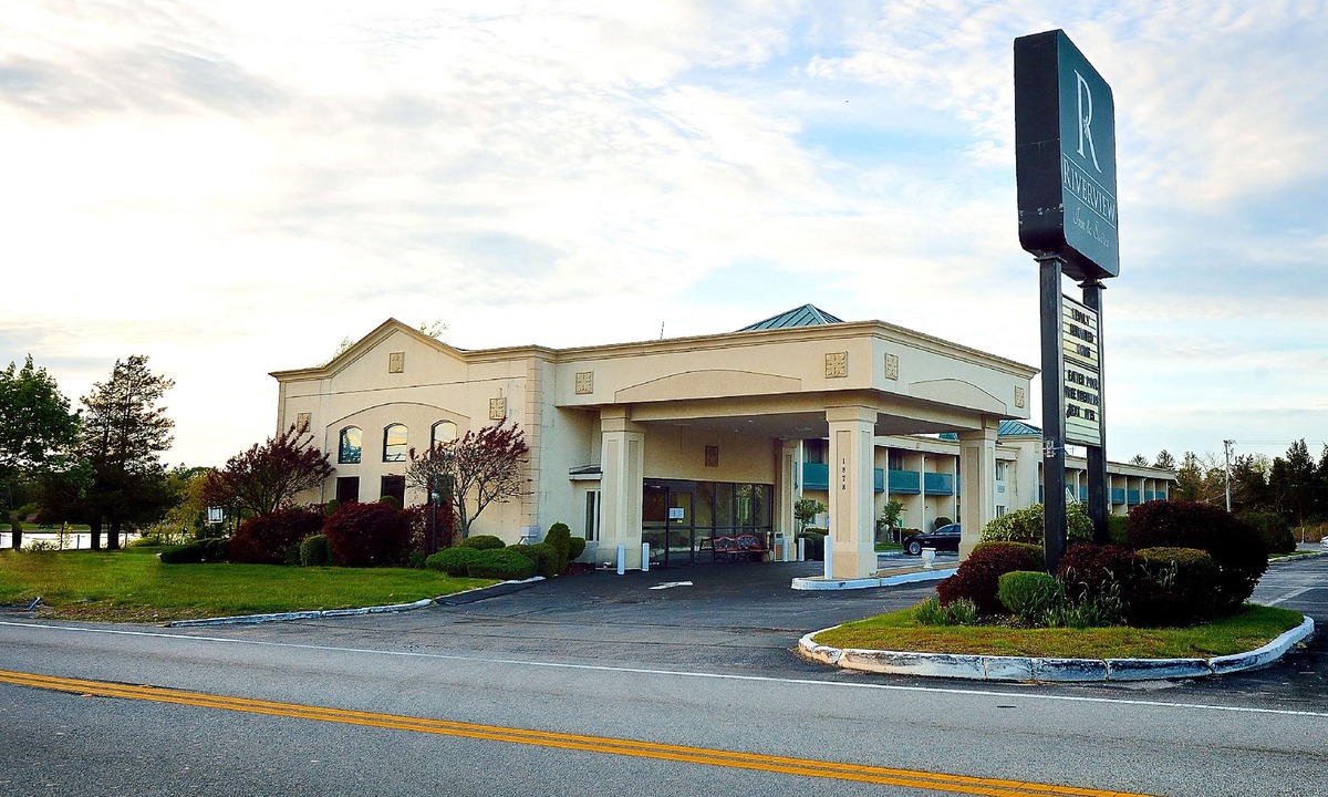 Somerset Hotel | Riverview Inn & Suites