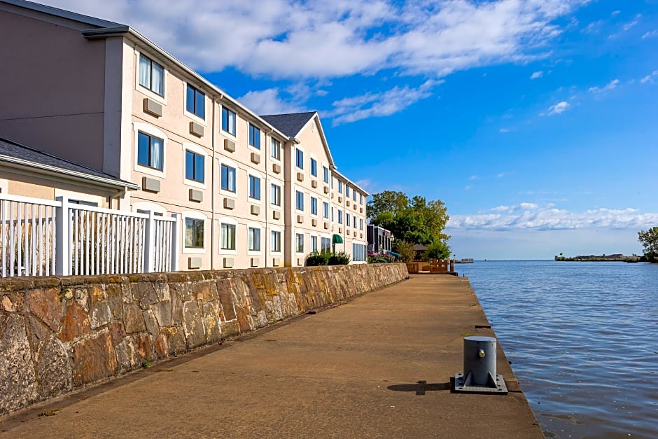 Huron Hotel | Comfort Inn River's Edge