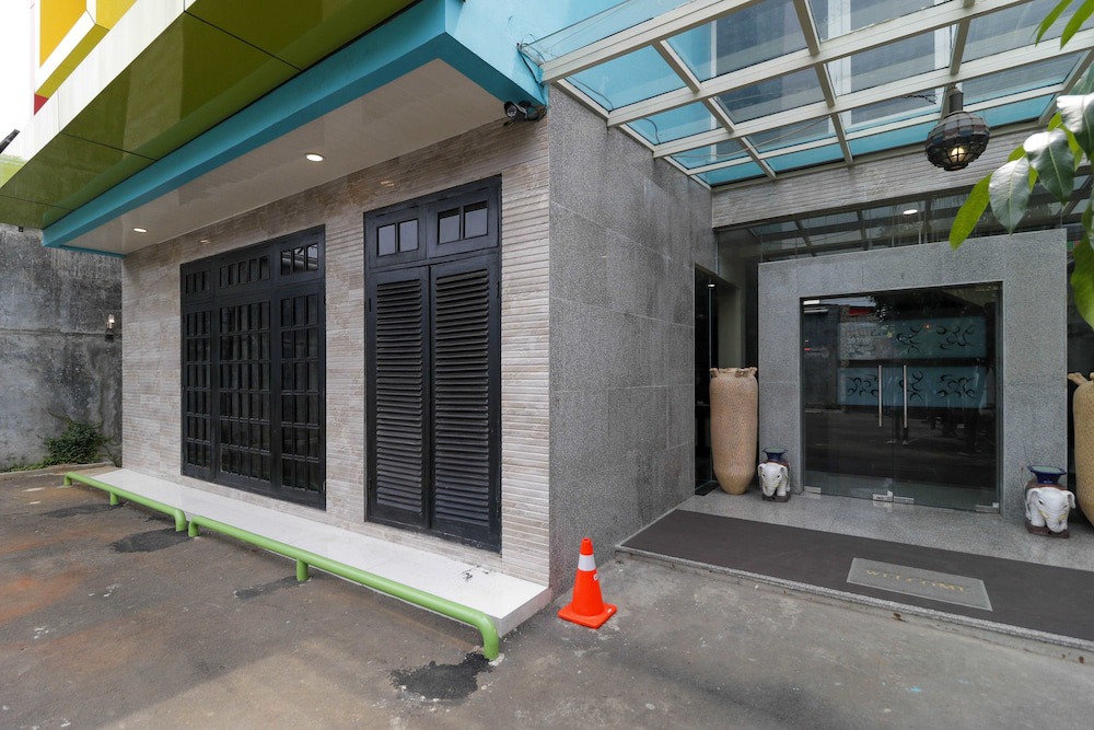 Cawang Hotel | RedDoorz Plus Near Halim Perdanakusuma 2