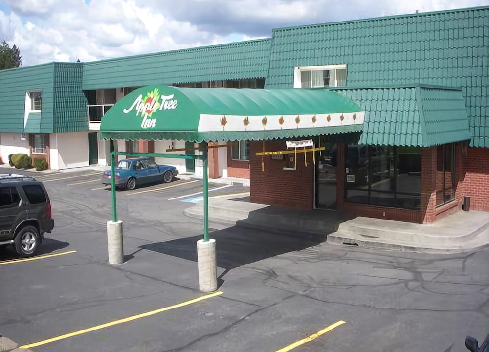 North Spokane Hotel | Apple Tree Inn