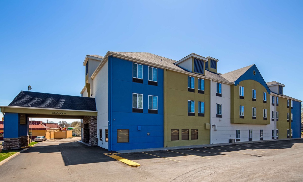 Blue Springs Hotel | SureStay Plus Hotel by Best Western Blue Springs