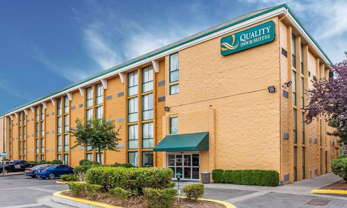 Silver Lake Hotel | Quality Inn & Suites Everett
