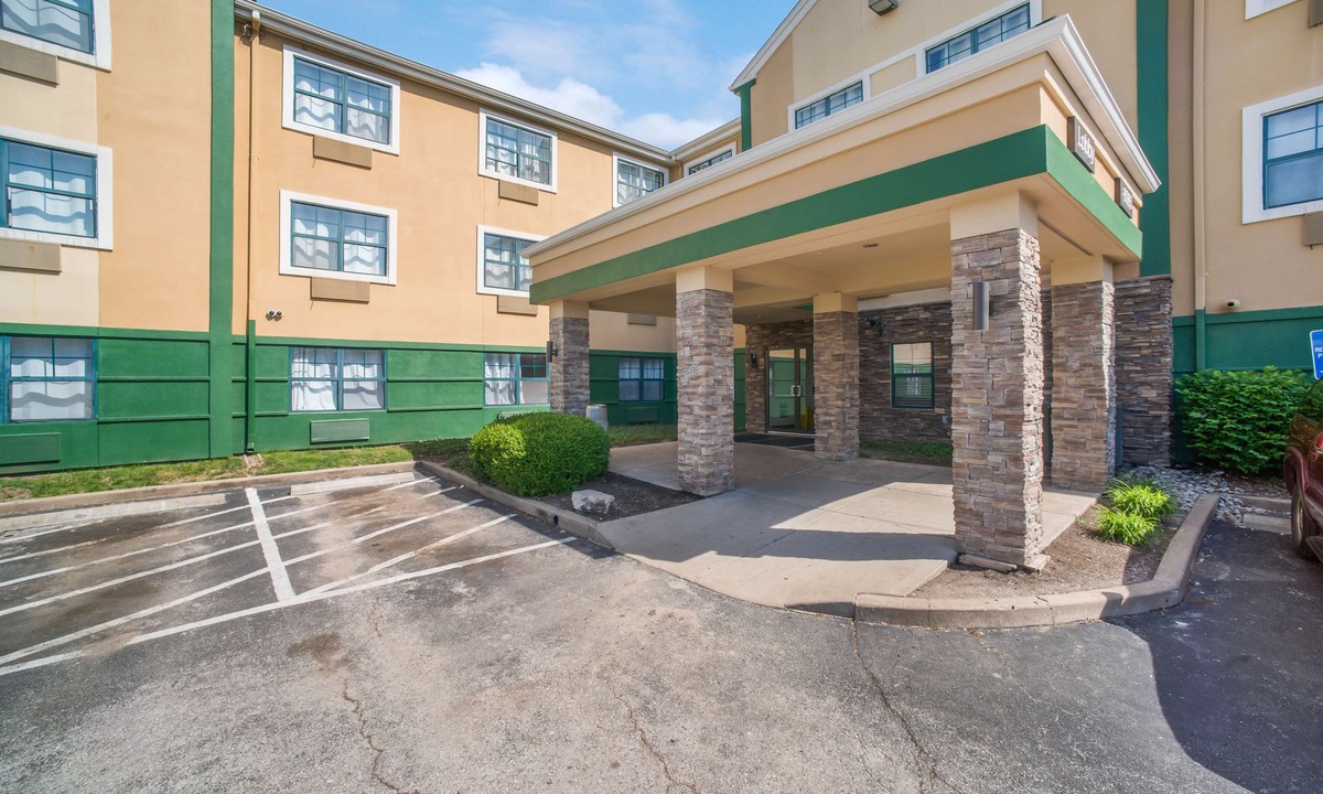 Airport Township Hotel | HomeTowne Studios by Red Roof St. Louis - Airport/ N Lindbergh