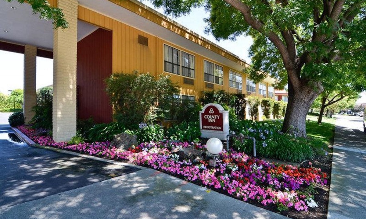 North Whisman Hotel | County Inn