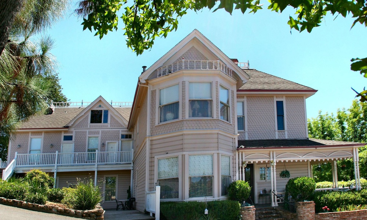 Auburn Hotel | Power's Mansion Inn