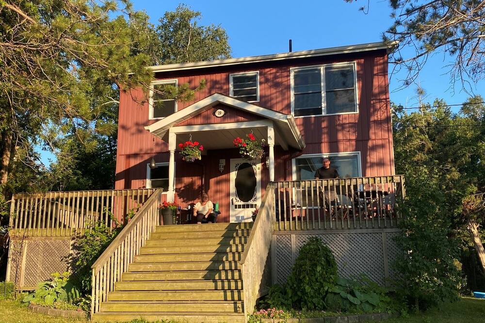 Scugog Cottage | Big Red Cottage with amazing lakeviews!