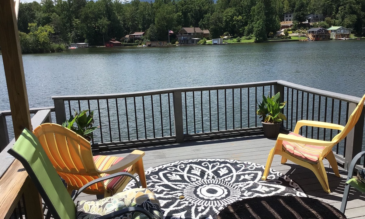 Lynn Cabin | Cozy Lake House retreat with beautiful fall foliage.