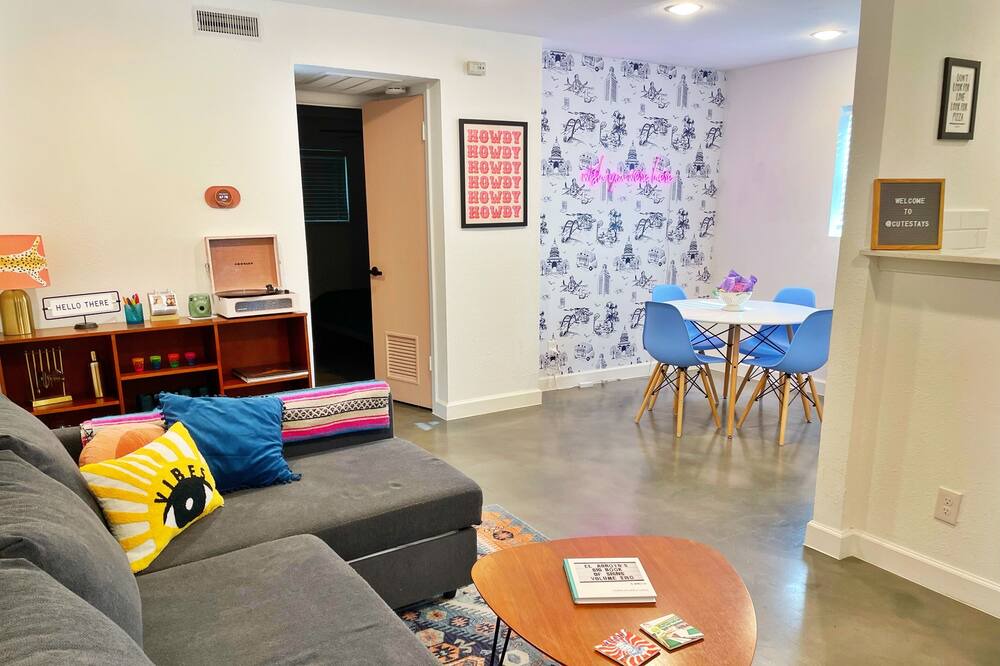 Clarksville Condo | Instagrammable Condo Walkable to All in Austin!