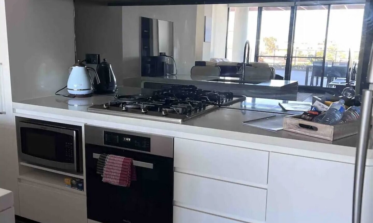 Kogarah Apartment | Modern & Bright~ Walk to Beach ~ Balcony ~ Parking