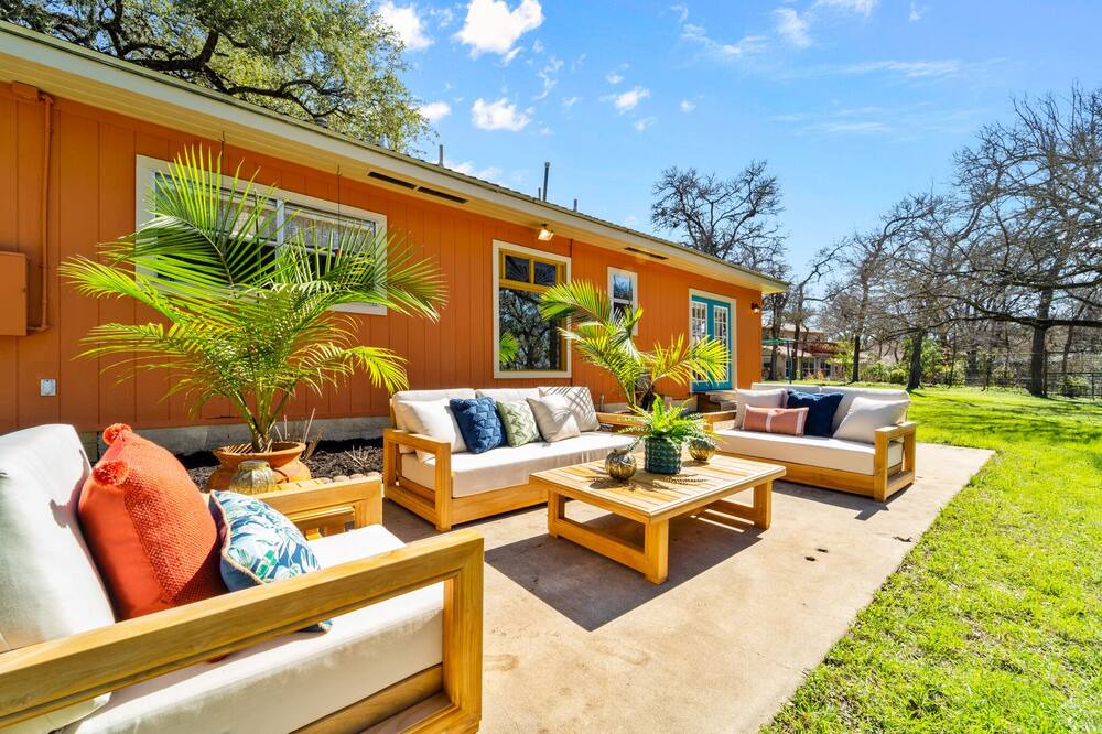 Sunset Oaks House | Where the good ol' days still live | The Heyday by Lodgewell