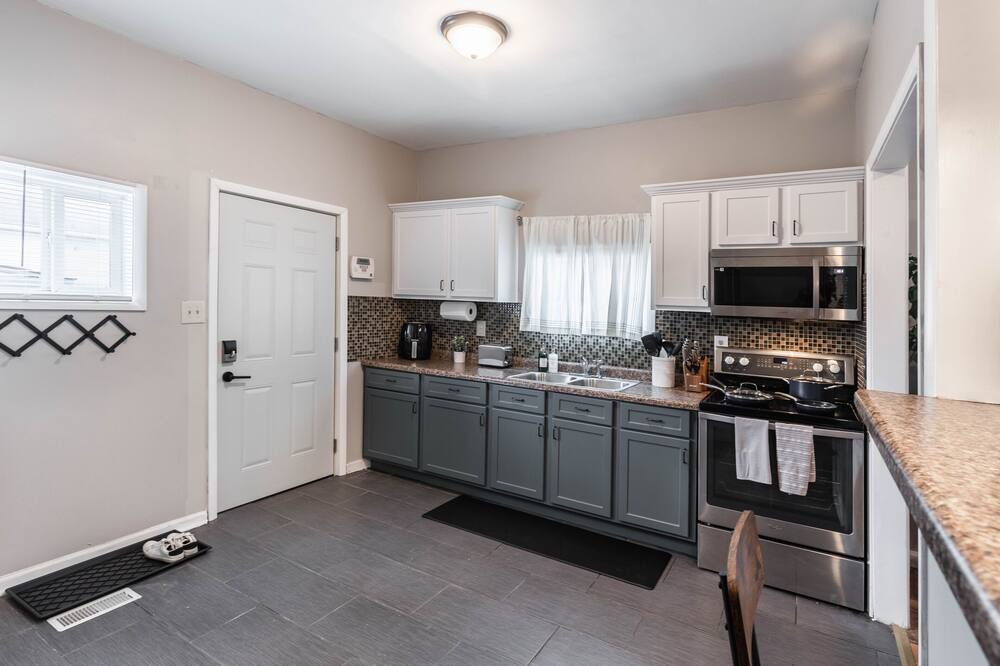 Indianapolis House | King Bed! 5 min to Fountain Square/Colts Stadium