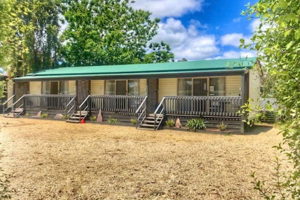 Alexandra Cabin | Alexandra Parklife. Studio 3