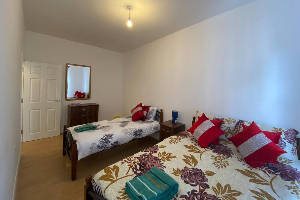 Walpole Apartment | Two bedrooms in Ealing 2