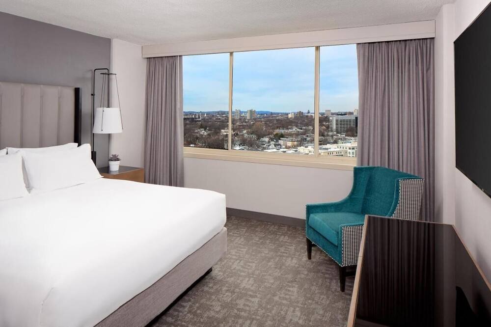 MIT House | King Room at a 4⭐️ Hotel