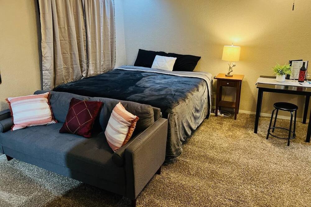 Roseville Apartment | Modern Studio With Full Kitchen & Bathroom