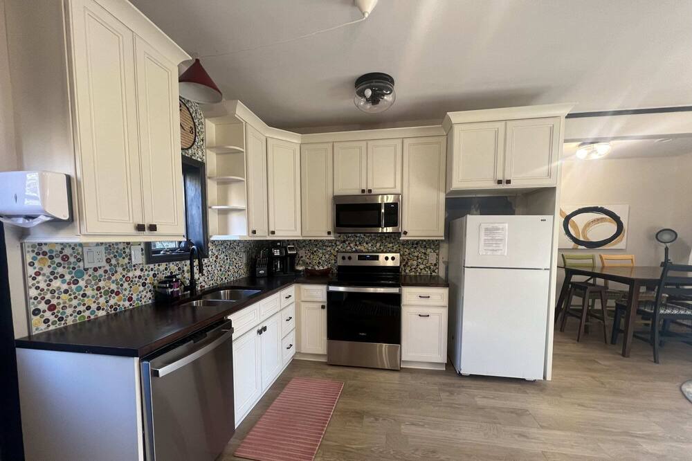 Buechel Apartment | Funky and fun, secret room, board games. Sleeps 5