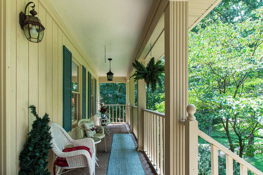 Bellevue House | NEW Secluded Pool Home 20 Mins to DWTN!