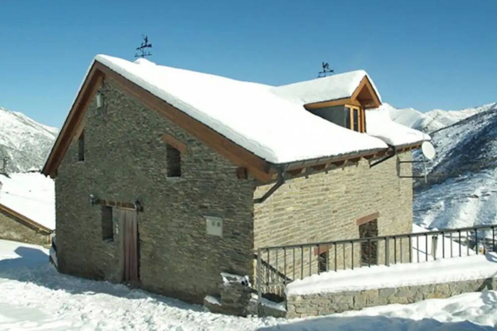La Guingueta d'Aneu Ski Chalet | Chalet 'Casa Maria Antònia' with Mountain View, Private Terrace and Wi-Fi
