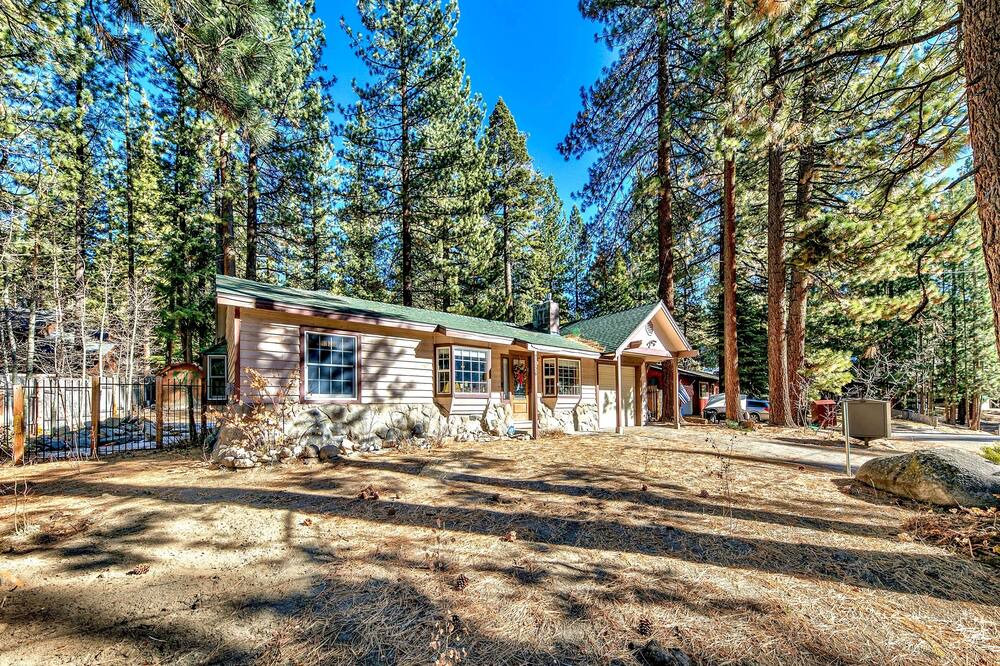 Montgomery Estates Cottage | The Lazy Bear's Den roomy 2 bedroom updated cabin,