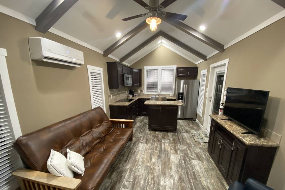 College Station House | New Tiny Home 3 Miles to Aggieland Campus!!!