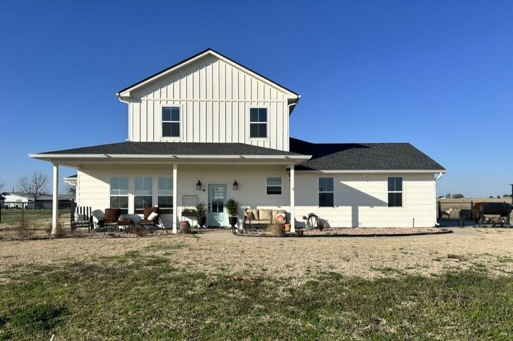 Waco Other | Charming Countryside Retreat: Experience Rustic Bliss at Our VRBO Farmhouse