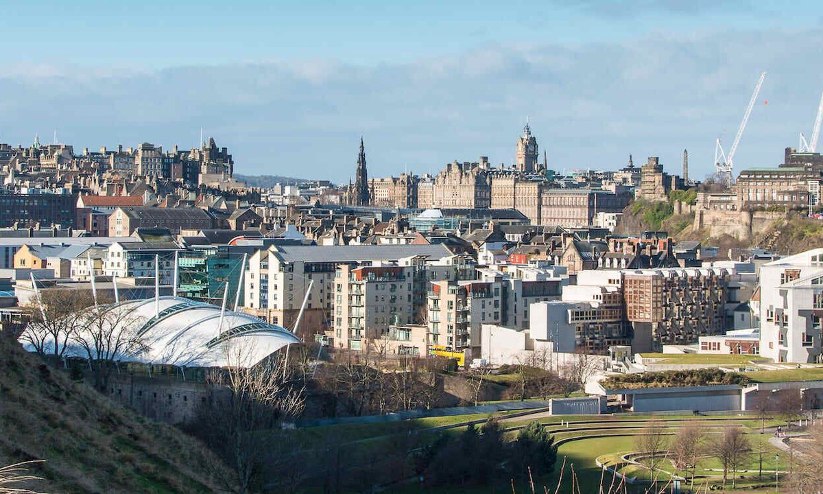 Old Town Apartment | Royal Mile & Arthur's Seat Apt with Private Parking