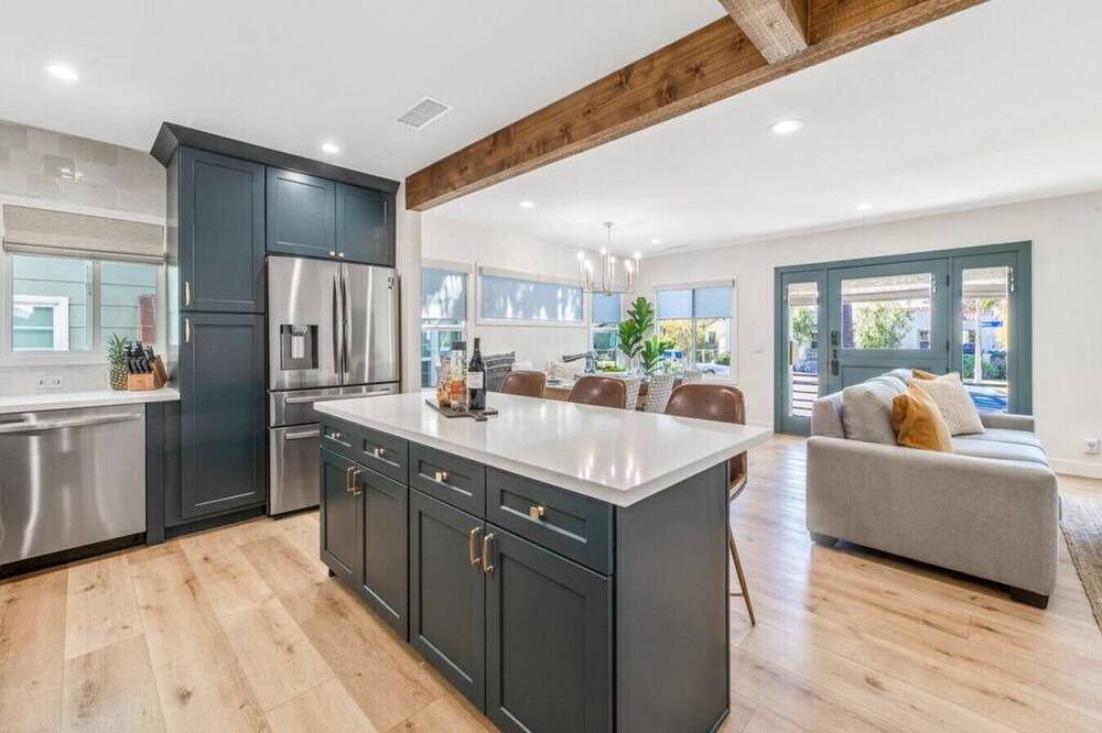 Huntington Beach House | LUXURY 2bdrm Townhome- Close2️⃣Beach & Main St! E-bikes! Pet friendly!