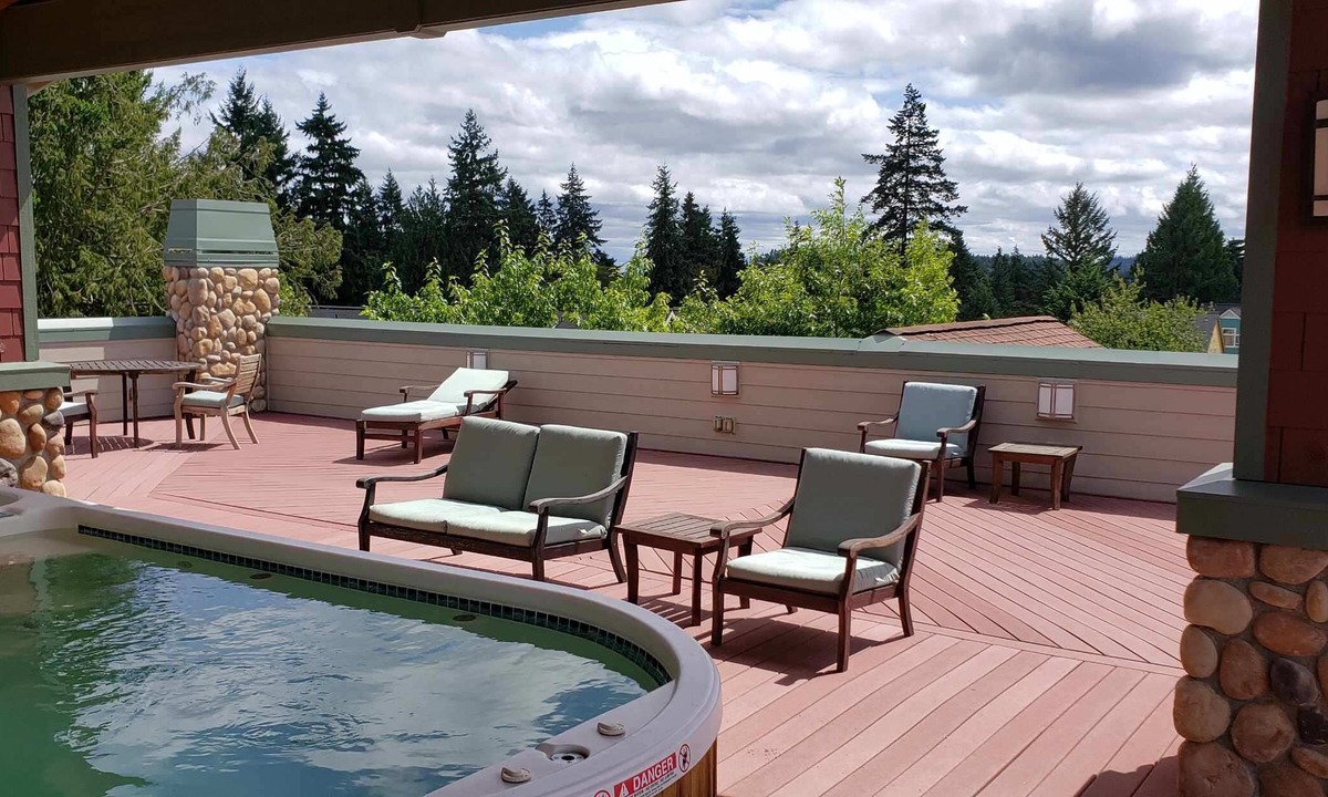 Bainbridge Island Condo | Walkable Location with Rooftop Deck and Sauna - Cascade